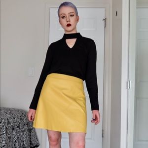 Short faux leather yellow skirt